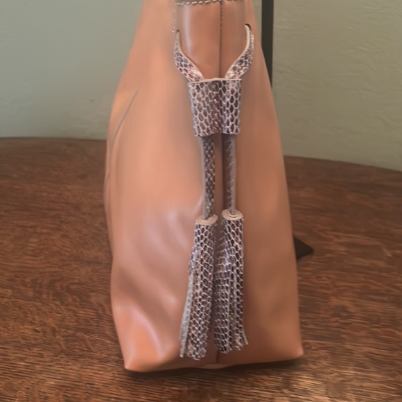 G.I.L.I. Large Leather Tote - Picture 5 of 16